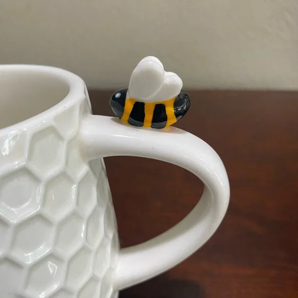 White Ceramic Mug with an Embossed Honeycomb Texture, Featuring BE GRATEFUL - Picture 3 of 7